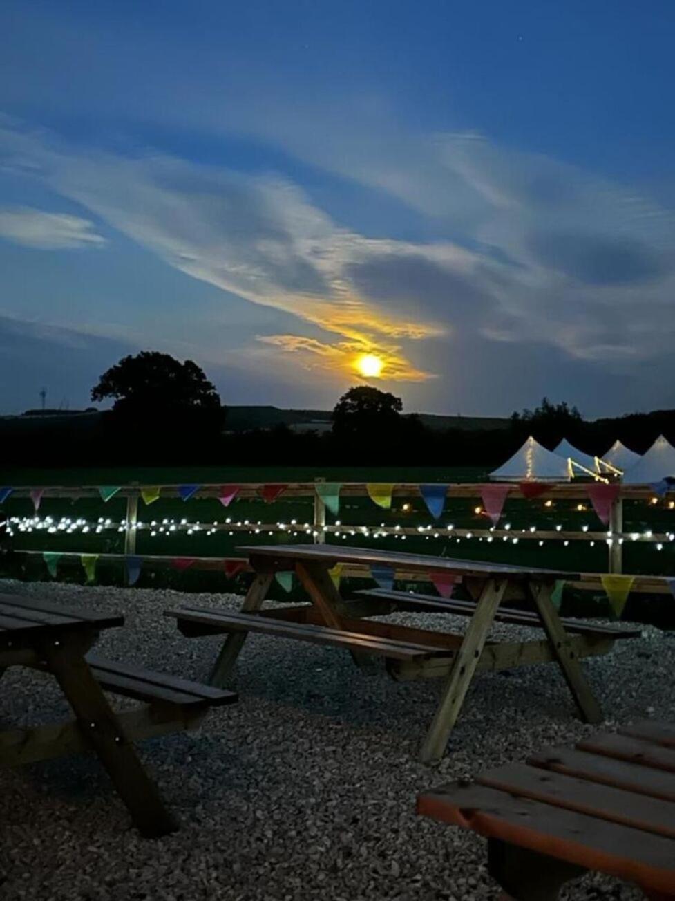Country View Camping Bratton Екстериор снимка